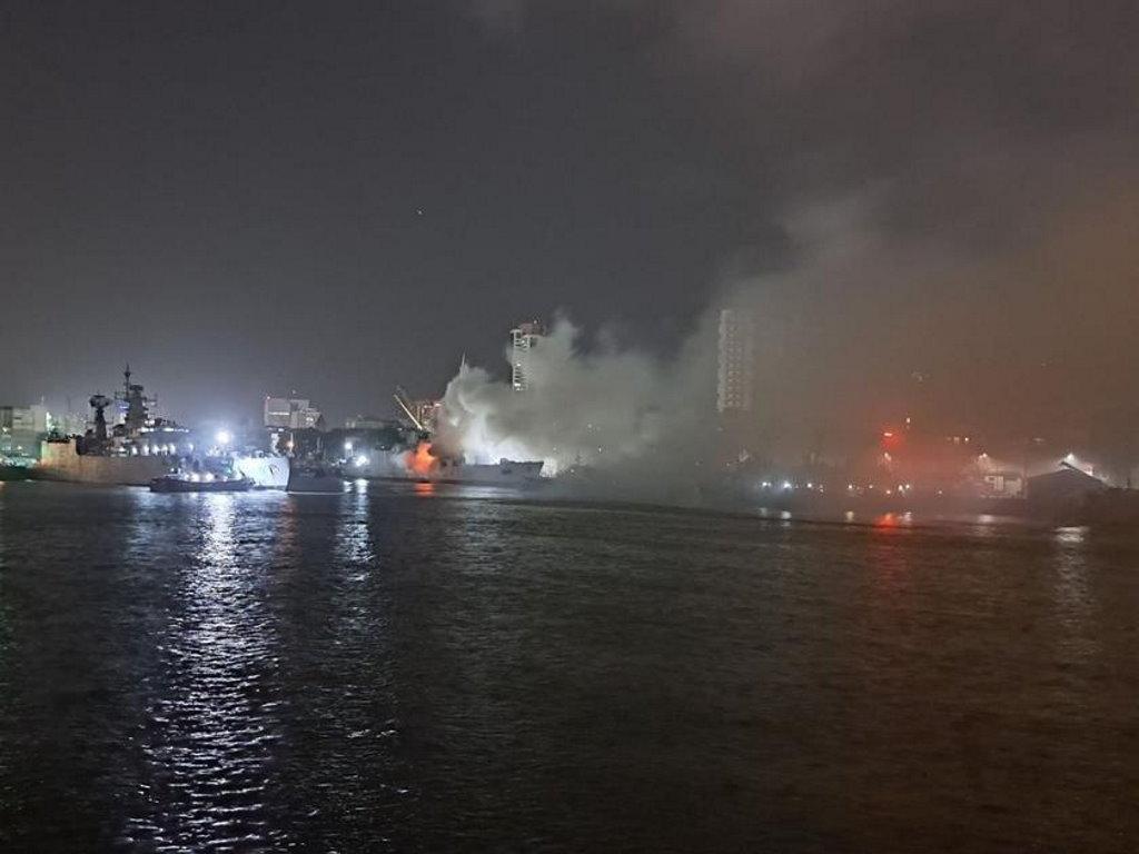 В Индии загорелся и опрокинулся фрегат Brahmaputra