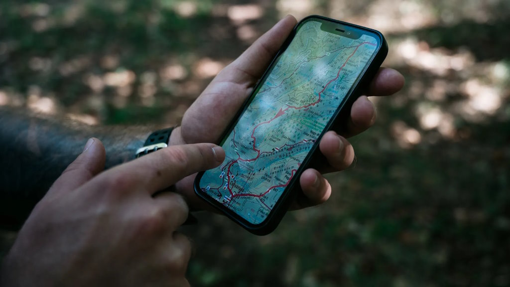 Как использовать iPhone в походе без связи: офлайн карты, спутниковая связь, компас и GPS