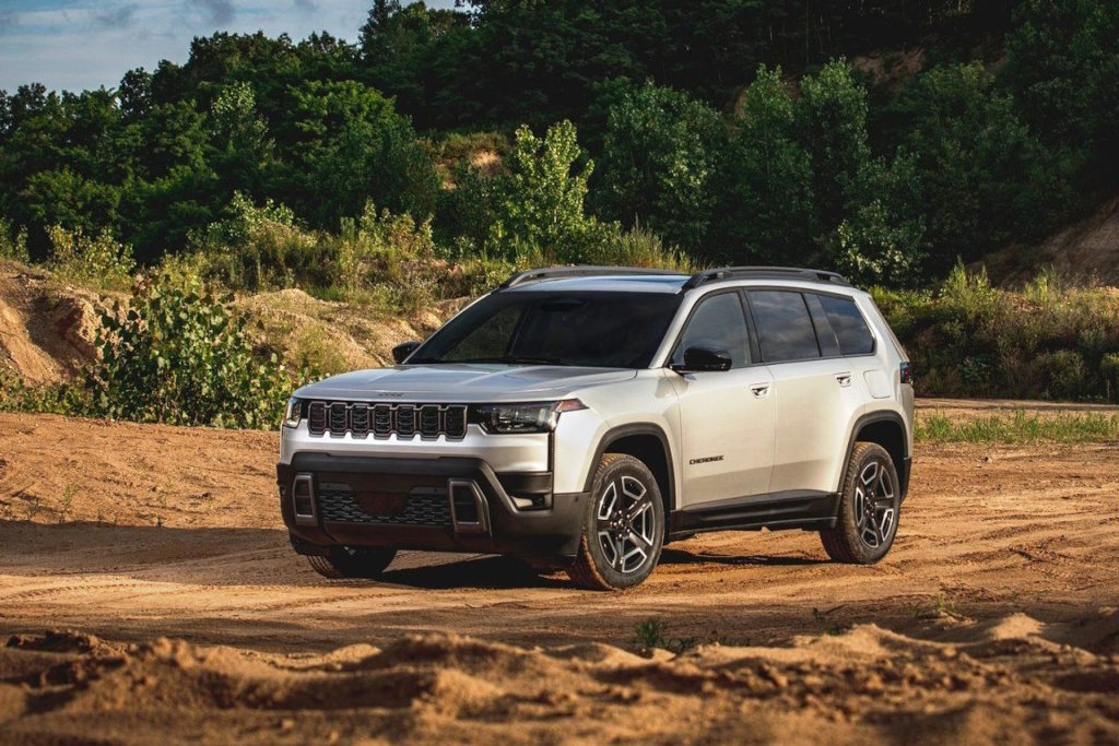 Jeep представил новое поколение Cherokee с гибридной силовой установкой